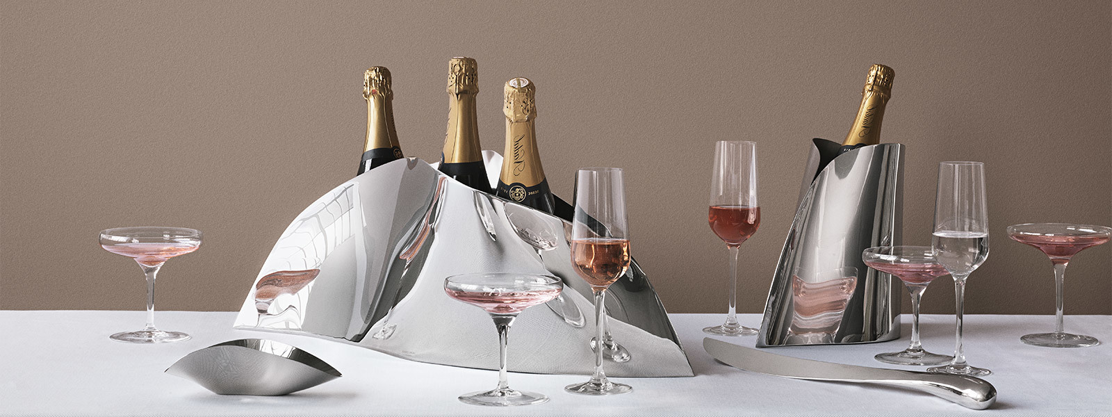 Framsida -Rödvinsglas Rea indulgence champagne coolors sable stilllife herobanner 1600x6001600 2